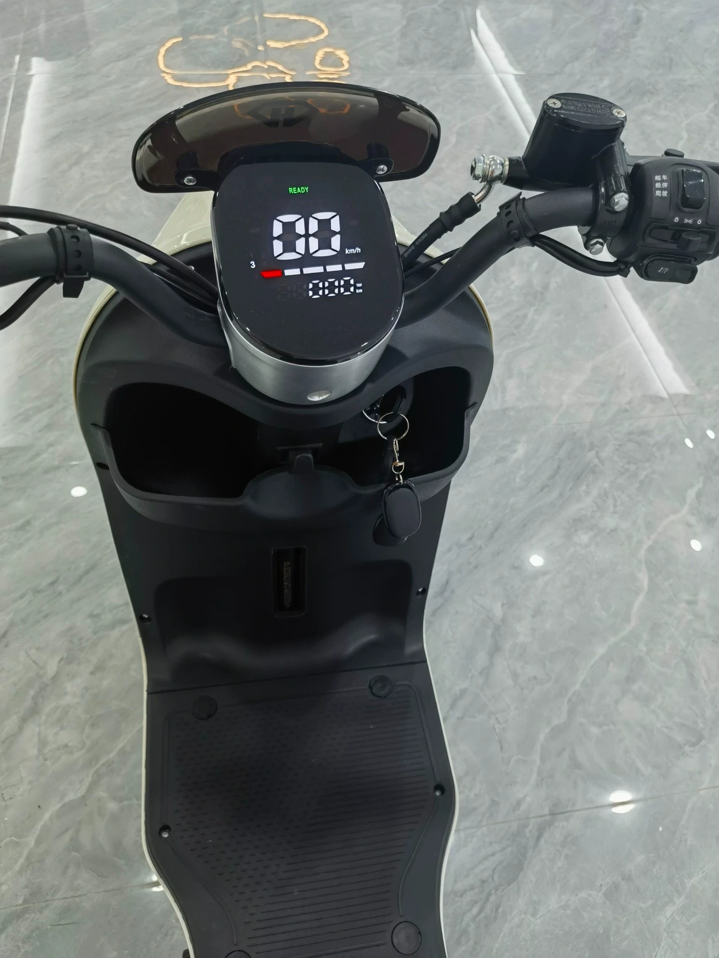 [新车二手价，便宜出]个人闲置，家里人不需要了，来有缘人转让一下。上坡有力，配锂电池48v25a，续航50左右。家用接送小孩跑外卖都行。